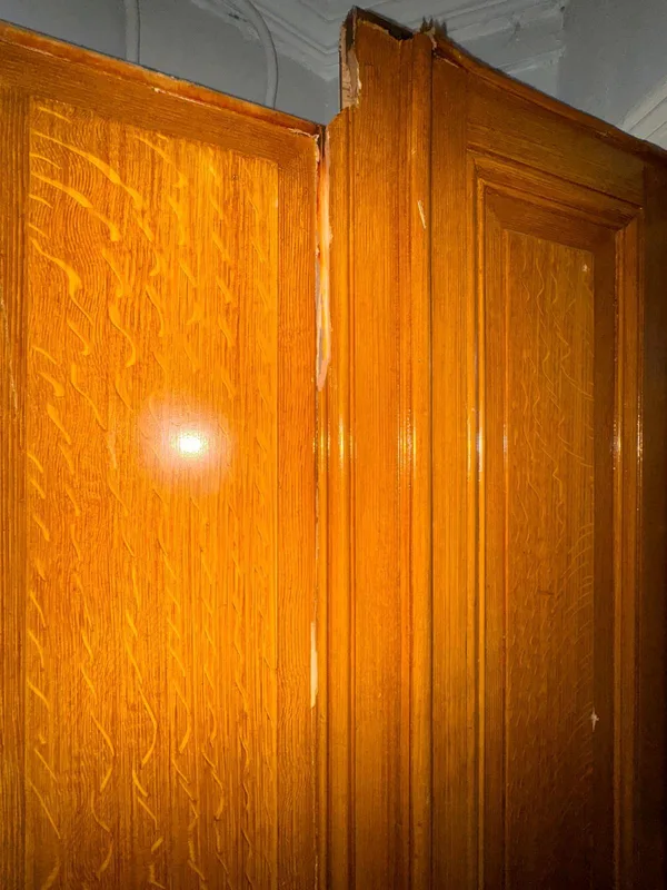 Haut de porte ancienne en bois avec bâti éclaté