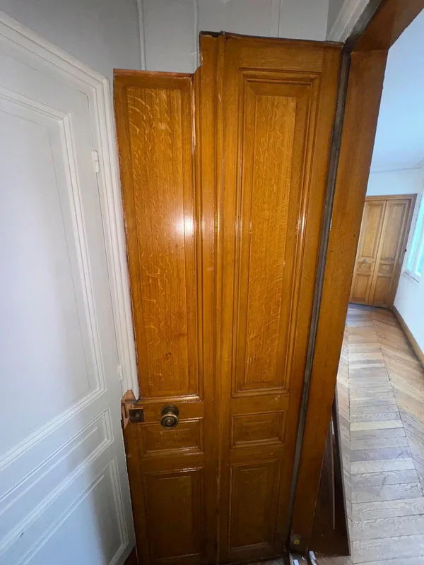 Porte ancienne en chêne ouverte avec serrure à réparer